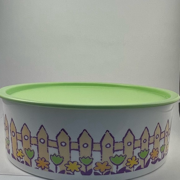 2 New vintage Tupperware Easter canister - Picture 3 of 3